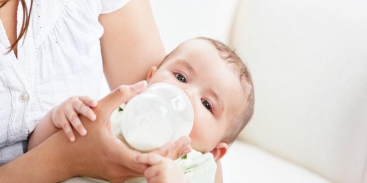 s - تغذیه نوزاد نارس با شیر مادر