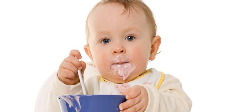 small child eating yoghurt 172744882 579895f43df78ceb86380eb2 - نیاز تغذیه ای نوزاد نارس
