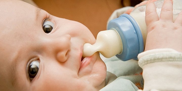 1470134649 - شیر دادن به نوزاد، چه شیری را جایگزین شیرمادر کنیم؟