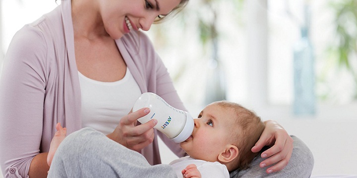 2.2.2 preparing bottle feed for baby 960x414 - شیرمادر یا شیرخشک، بزرگترین تصمیم تازه مادرها