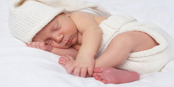 5 احتیاط مهم برای نوزادان نارس - پوشاندن سر نوزاد، خطرناک نیست؟