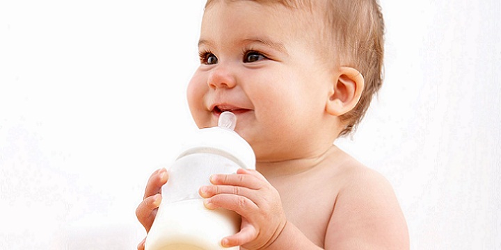 Baby drinking from bottle 010 - تغذیه شیرخواران، چگونه باشد؟