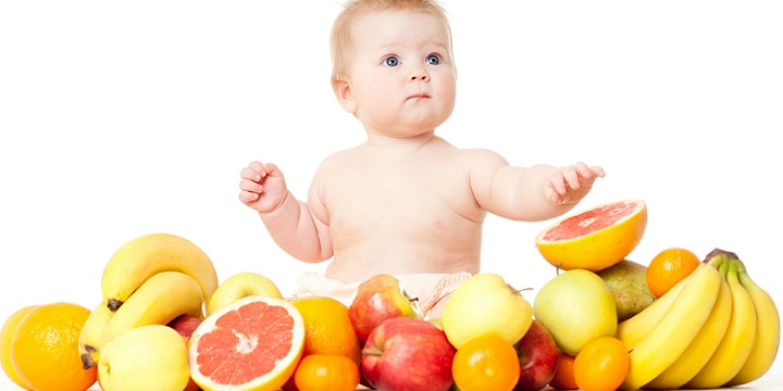 Baby with fruit - میوه در تغذیه کودکان، از کی شروع کنیم؟