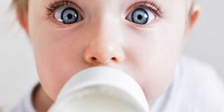 Breastfeeding1458140807 - شیر دادن به نوزاد، سن مناسب چیست؟