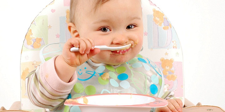 baby eating 3 1 - نظر متفاوت یک پزشک درخصوص مکمل غذایی نوزاد!