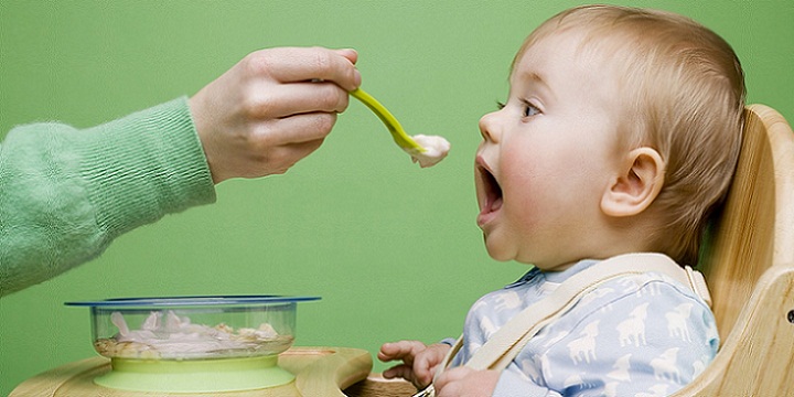 baby eating food funny image 1 - رشد نوزاد، این ویتامین چه می کند