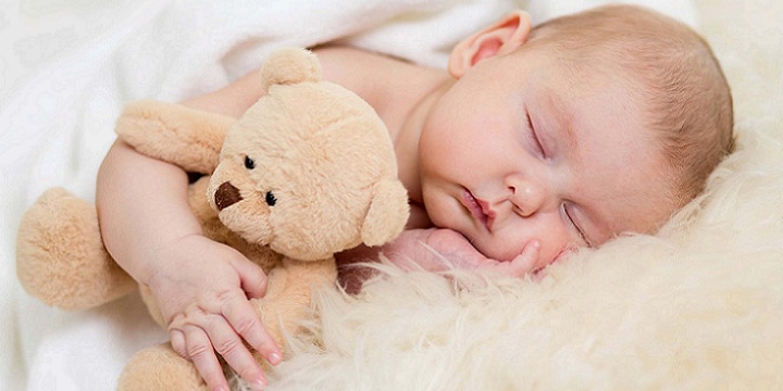 baby sleeping with teddy bear - امن ترین حالت برای خواب نوزادان