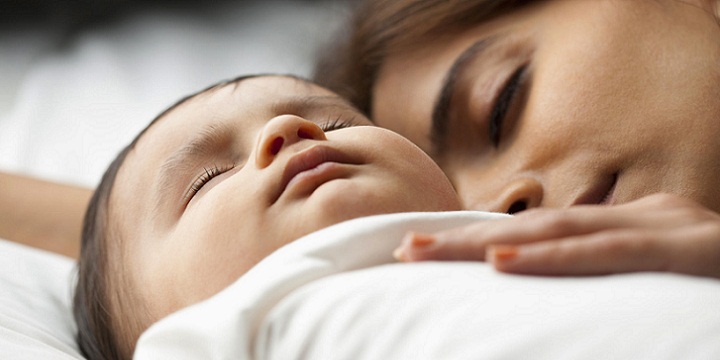 myths truths cosleeping baby 2160x1200 - خوابیدن در کنار نوزاد، درست یا غلط؟
