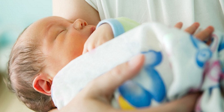 shutterstock 138734921 - بهترین روش خواباندن نوزاد، پیشنهاد متخصصین