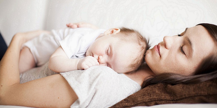 sleeping mom and baby cmboqp - خوابیدن بچه کنار پدر و مادر، تا کی؟(1)