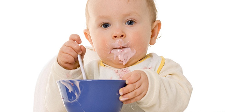small child eating yoghurt 172744882 579895f43df78ceb86380eb2 - دوران 4 ماهگی بارداری و رابطه آن با آغاز تغذيه تكميلی