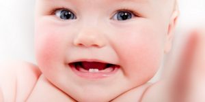300x150 - اولین دندان نوزاد کی بیرون می زند؟