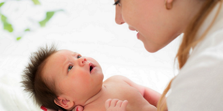 mom breastfeeding2 1024x1024 1 - نگهداری از نوزاد استثنایی، اصول مراقبت