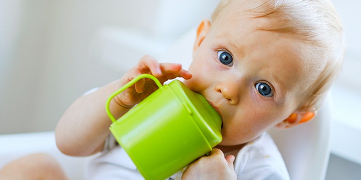 when to give baby water - آب دادن به نوزاد، زمان مناسب کی است؟