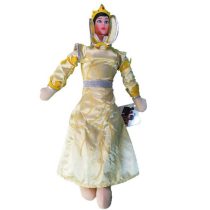 عروسک ملکه ی زرد رنگ