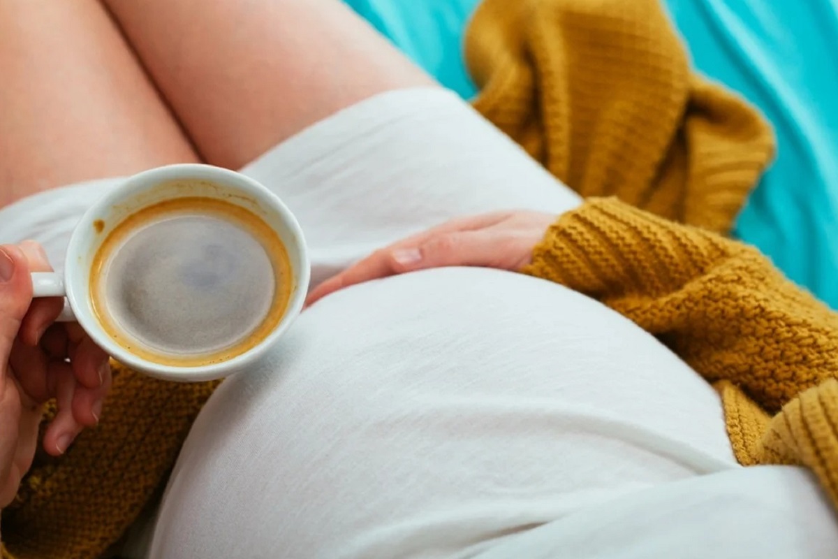 چرا مصرف کافئین در دوران بارداری مضر است؟