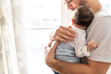چه چیزی باعث رفلاکس در نوزادان می شود و چگونه آن را متوجه شویم؟