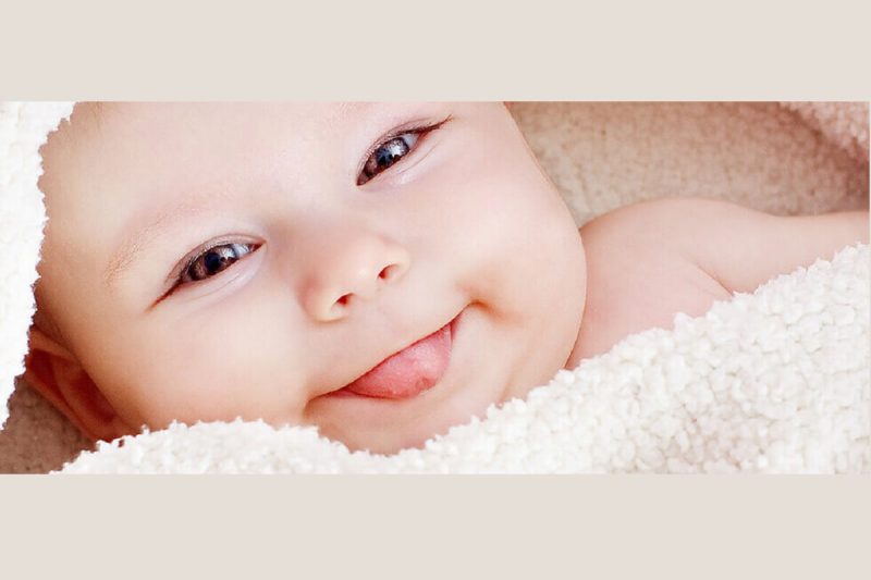کی کودک آگاهانه شروع به لبخند زدن می کند؟